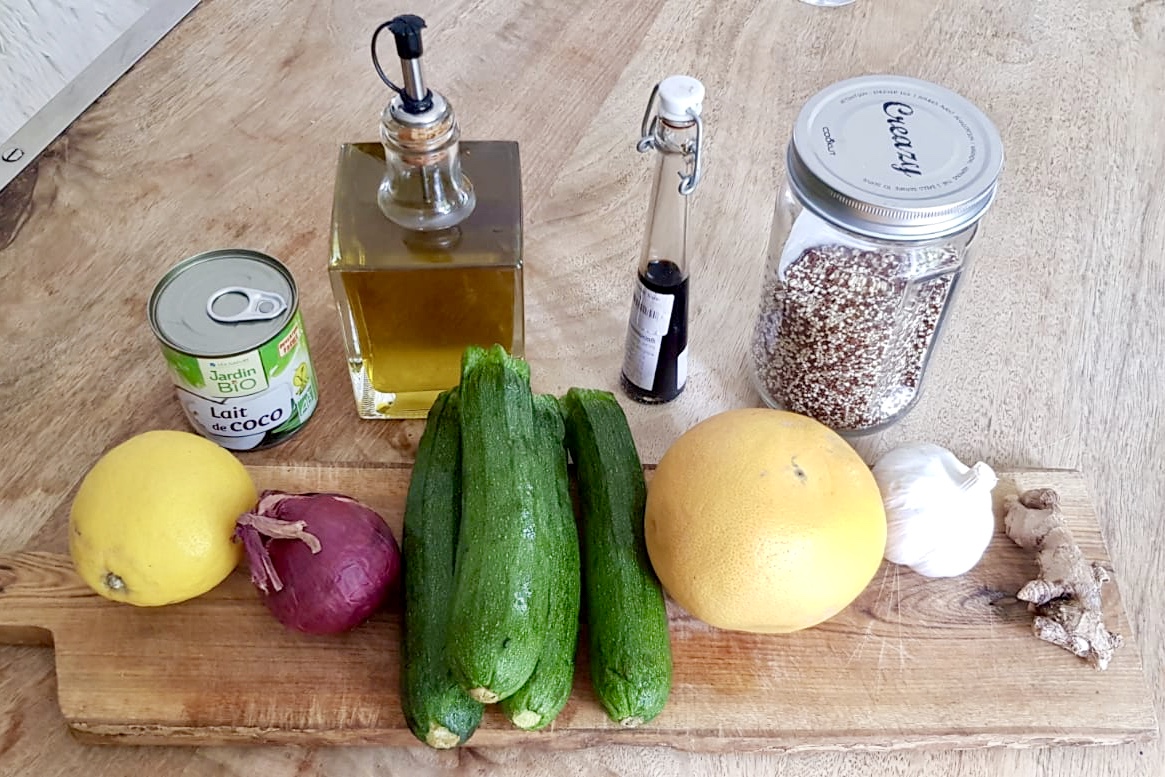 Ingrédients recette : courgette, pamplemousse, citron, oignon rouge, lait de coco, quinoa, huile d'olive, vinaigre balsamique